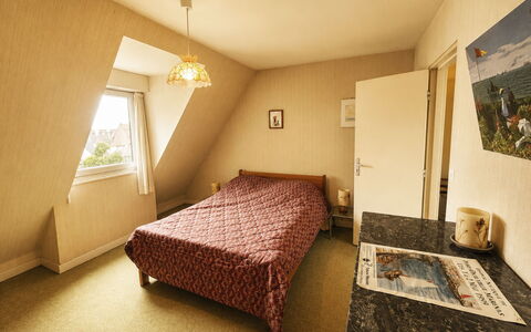 Les Guillemots: Chambre, Mur, Lit, Bois, Drap De Lit, Literie, Sol, Sol, Linge, Meubles