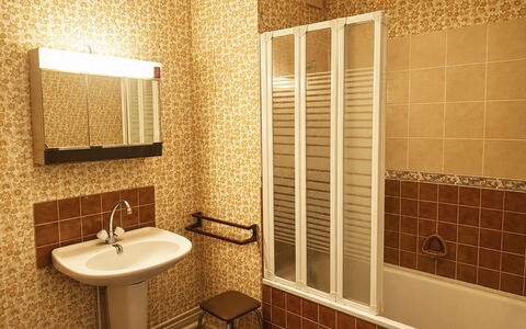 Les Guillemots: Mur, Luminaire Plomberie, Salle De Bains, Sol, Lavabo, Sol, Design Intérieur, Évier, Robinet, Plomberie