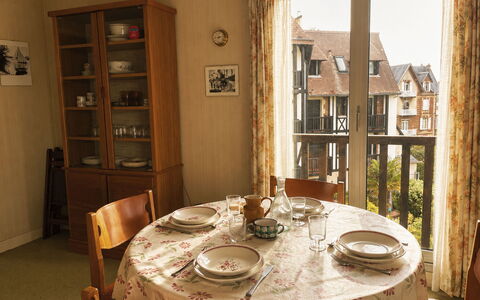 Les Guillemots: Meubles, Bois, Design Intérieur, Table, Chaise, Textile, Table Cuisine Et Salle A Manger, Salle À Manger, Sol, Pièce