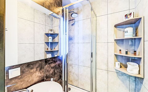 Résidence de la Mer: Design Intérieur, Luminaire Plomberie, Sol, Salle De Bains, Sol, Plomberie, Pièce, Robinet, Appartement, Tuile