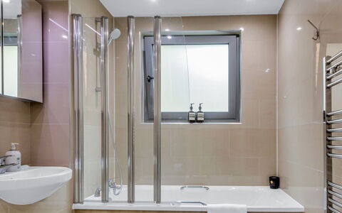 Hoxton 310: Salle De Bains, Design Intérieur, Luminaire Plomberie, Sol, Sol, Baignoire, Plomberie, Robinet, Évier, Tuile