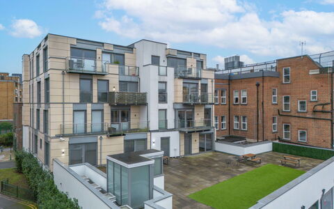 Hoxton 310: Meubles, Design Intérieur, Appartement, Sol, Sol, Table, Chaise, Salon, Pièce, Domicile