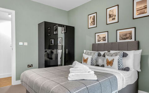 Wickside Apartment: Meubles, Design Intérieur, Appartement, Sol, Sol, Table, Chaise, Salon, Pièce, Domicile