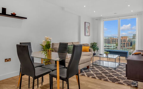 Wickside Apartment: Meubles, Design Intérieur, Appartement, Sol, Sol, Table, Chaise, Salon, Pièce, Domicile