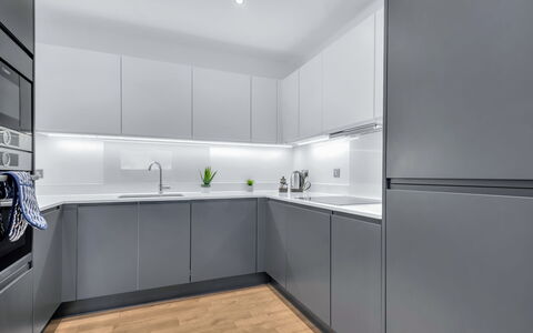 Wickside Apartment: Meubles, Design Intérieur, Appartement, Sol, Sol, Table, Chaise, Salon, Pièce, Domicile