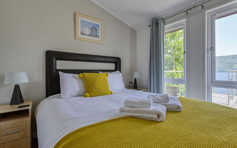 Cìela Lodge on Loch Ness: Chambre, Lit, Design Intérieur, Domicile, Drap De Lit, Literie, Appartement, Sol, Cadre De Lit