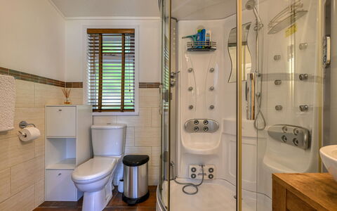 Cìela Lodge on Loch Ness: Salle De Bains, Luminaire Plomberie, Toilette, Lavabo, Design Intérieur, Sol, Siège De Toilette, Évier, Sol, Plomberie