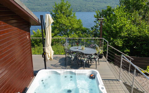 Cìela Lodge on Loch Ness: Luminaire Plomberie, Jacuzzi, Baignoire, Piscine, Tache De Bois, Mobilier De Jardin, Dur, Chaise, Eco Hôtel