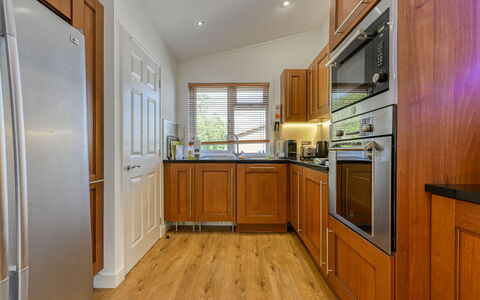 Cìela Lodge on Loch Ness: Cuisine, Appareil De Cuisine, Cabinetry, Comptoir, Sol, Meubles, Principaux Appliance, Design Intérieur, Bois, Électroménager