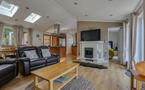 Cìela Lodge on Loch Ness: Meubles, Design Intérieur, Bois, Sol, Plafond, Sol, Canapé, Domicile, Éclairage, Salon