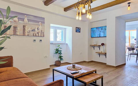Blazov Dvor: Meubles, Design Intérieur, Appartement, Sol, Sol, Table, Chaise, Salon, Pièce, Domicile