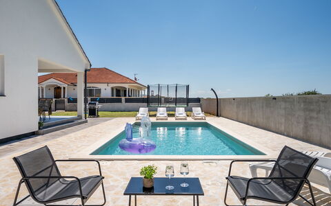 Vila Nik: Meubles, Design Intérieur, Appartement, Sol, Sol, Table, Chaise, Salon, Pièce, Domicile