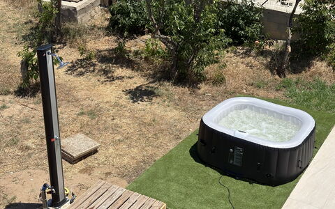 Villa la Vigne: Arrière-Cour, Jardin, Pelouse, Cour, Aménagement Paysager, Structure En Plein Air, Jacuzzi, Patio, Plante D'Appartement