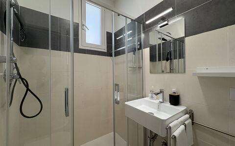 Villa la Vigne: Salle De Bains, Luminaire Plomberie, Sol, Sol, Design Intérieur, Évier, Toilette, Robinet, Plomberie, Lavabo