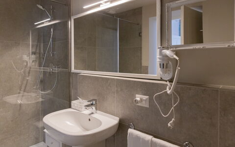 Relais Villa Mirandola: Design Intérieur, Sol, Sol, Pièce, Plafond, Luminaire Plomberie, Plomberie, Salle De Bains, Évier, Robinet