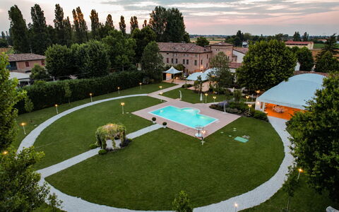 Relais Villa Mirandola: Pelouse, Jardin, Biens, Recours, Loisir, Piscine, Hacienda, Cour, Cour, Aménagement Paysager