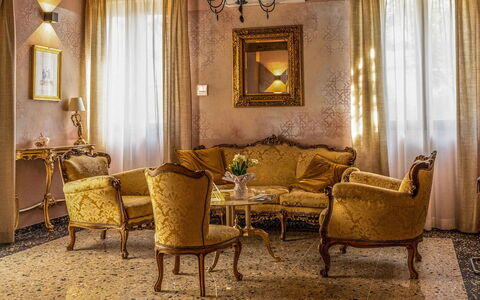 Relais Villa Mirandola: Meubles, Design Intérieur, Canapé, Mur, Sol, Sol, Salon, Pièce, Chaise, Éclairage