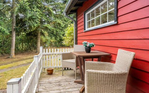 Aiske - 700M from the Sea: Bois, Meubles, Porche, Chalet, Domicile, Tache De Bois, Dur, Mobilier De Jardin, Porte, Planche