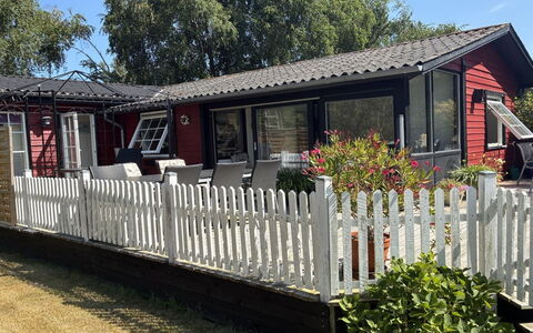 Aiske - 700M from the Sea: Maison, Toit, Chalet, Domicile, Clôture, Palissade, Accueil Escrime, Siding, Porche, Jardin
