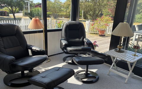 Aiske - 700M from the Sea: Meubles, Chaise, Sol, Cuir, Confort, Accoudoir, Salon, Conception