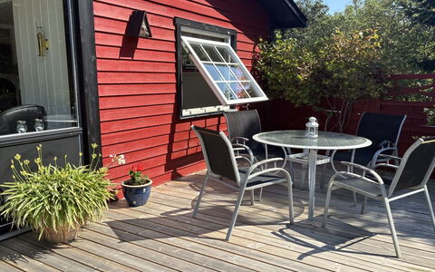 Aiske - 700M from the Sea: Meubles, Bois, Chaise, Mobilier De Jardin, Pot De Fleur, Table, Tableau De Plein Air, Porte, Plate-Forme, Tache De Bois