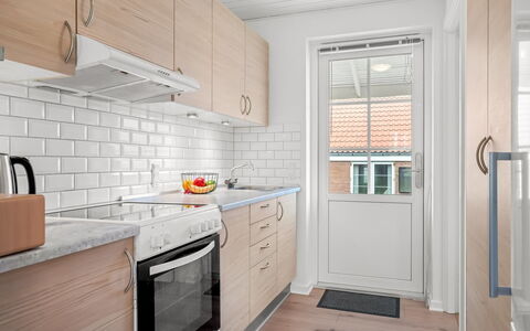 Ineke - 200M from the Sea: Sol, Bois, Cuisine, Comptoir, Cabinetry, Design Intérieur, Principaux Appliance, Sol, Appareil De Cuisine, Domicile