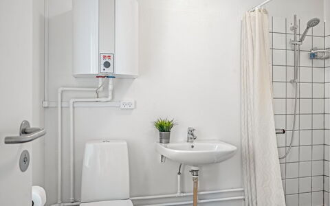 Ineke - 200M from the Sea: Luminaire Plomberie, Plomberie, Salle De Bains, Évier, Toilette, Pièce, Robinet, Siège De Toilette, Tuile, Lavabo
