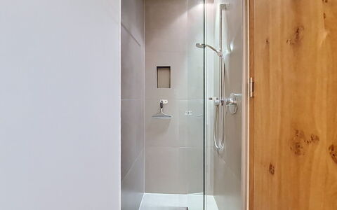 Das Weidach: Sol, Bois, Luminaire Plomberie, Salle De Bains, Sol, Design Intérieur, Tete De Douche, Douche, Plomberie, Panneau De Douche