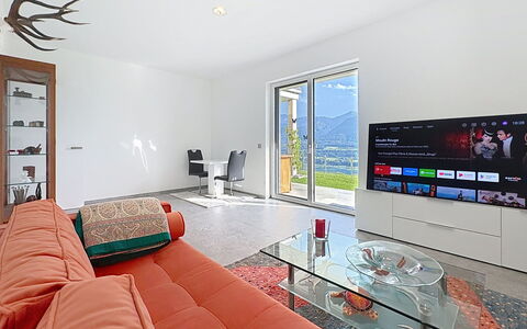 Karawanken Panorama: Design Intérieur, Télévision, Meubles, Salon, Plafond, Téléviseur, Pièce, Appareil Électronique