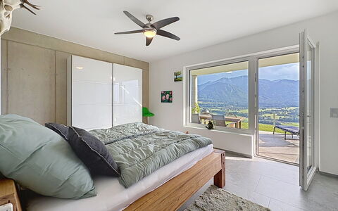 Karawanken Panorama: Design Intérieur, Meubles, Chambre, Plafond, Sol, Lit, Bois, Sol, Pièce, Éclairage