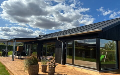 Illona - 200M from the Sea: Toit, Maison, Domicile, Lot Terre, Chalet, Siding, Ombre, Batiments Jardin, Ferme, Cabanon