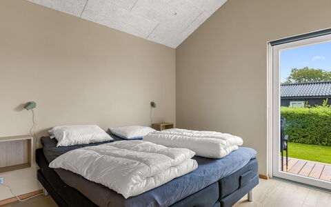 Illona - 200M from the Sea: Sol, Bois, Sol, Plafond, Design Intérieur, Chambre, Meubles, Pièce, Lit, Cadre De Lit