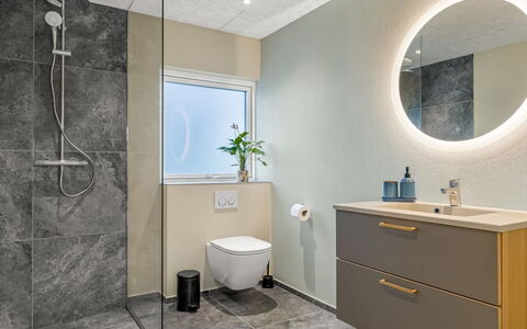 Illona - 200M from the Sea: Sol, Luminaire Plomberie, Design Intérieur, Sol, Salle De Bains, Armoire De Toilette, Plomberie, Plafond, Robinet, Tuile