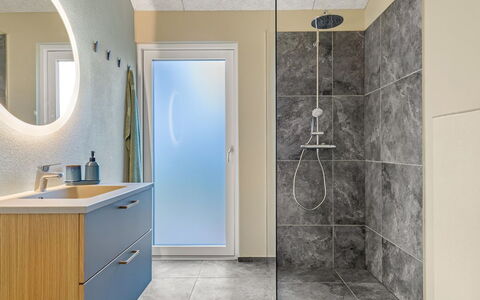 Illona - 200M from the Sea: Sol, Sol, Luminaire Plomberie, Design Intérieur, Salle De Bains, Plomberie, Tuile, Armoire De Toilette, Douche, Composite