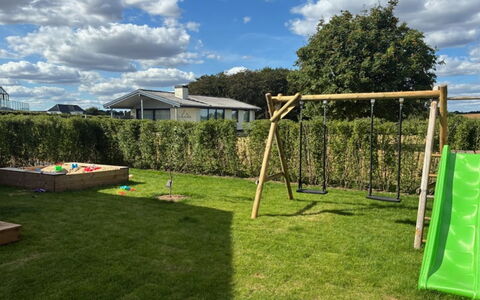 Illona - 200M from the Sea: Herbe, Équipement Extérieur Play, Jardin, Espace Public, Toboggan, Lot Terre, Pelouse, Ombre, Arrière-Cour, Loisir