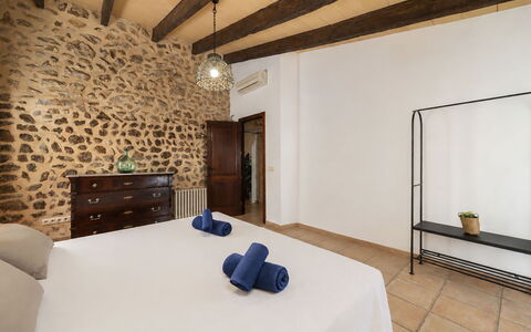 Can Toni: Mur, Design Intérieur, Sol, Sol, Plafond, Meubles, Pièce, Lit, Chambre, Dur