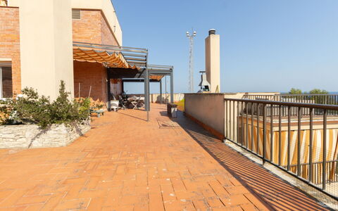 Faro Grande Salou: Composite, Brique, Brickwork, Ombre, Daylighting, Tuile, Balcon