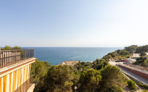 Faro Grande Salou: Bleu, Jour, Horizon, Appartement, Mer, Côte, Lumière Du Soleil, Balcon, Océan, Balustrade