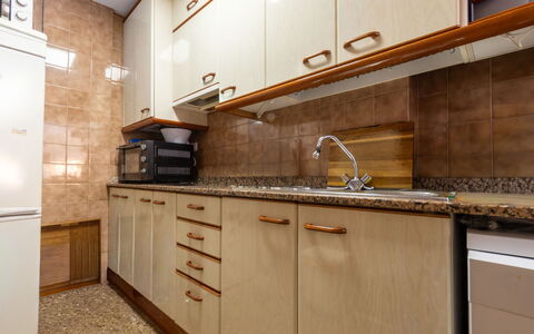 Faro Grande Salou: Cuisine, Comptoir, Cabinetry, Appareil De Cuisine, Principaux Appliance, Bois, Sol, Évier, Evier, Luminaire Plomberie