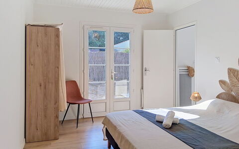 Les Cariatides 8: Meubles, Design Intérieur, Lit, Chambre, Sol, Sol, Mur, Bois, Drap De Lit, Literie