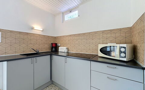 La Bergerie de Portes: Cuisine, Sol, Principaux Appliance, Comptoir, Luminaire Plomberie, Design Intérieur, Sol, Appareil De Cuisine, Robinet, Évier