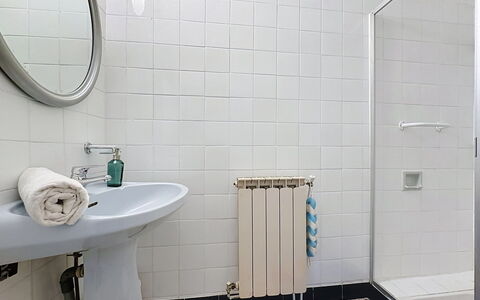 La Bergerie de Portes: Salle De Bains, Mur, Sol, Luminaire Plomberie, Design Intérieur, Sol, Lavabo, Tuile, Plomberie, Robinet