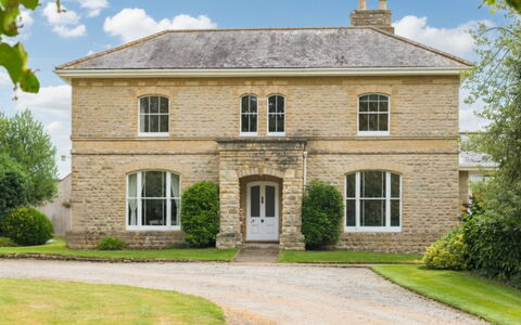 Walltree House: Arbuste, Domicile, Biens, Pelouse, Chalet, Jardin, Ferme, Manoir, Brickwork, Villa