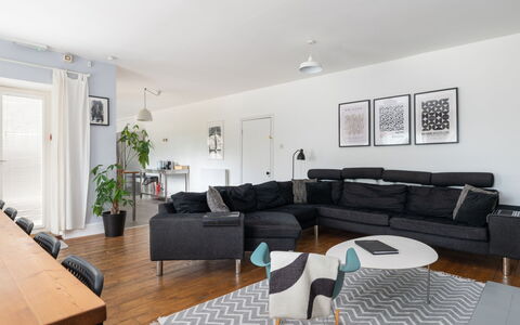 Walltree House: Meubles, Design Intérieur, Sol, Canapé, Sol, Bois, Salon, Parquet, Plafond, Pièce