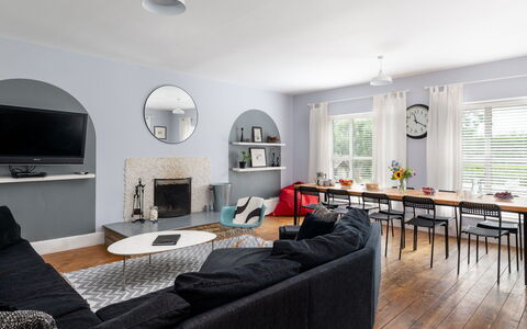 Walltree House: Meubles, Design Intérieur, Sol, Sol, Mur, Canapé, Plafond, Bois, Pièce, Salon