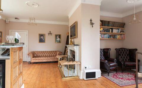 Walltree House: Meubles, Design Intérieur, Sol, Sol, Mur, Bois, Plafond, Pièce, Parquet, Salon