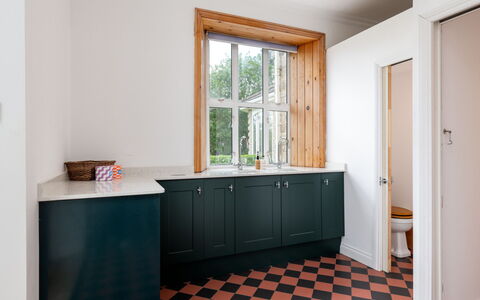 Walltree House: Sol, Design Intérieur, Mur, Sol, Bois, Cabinetry, Cuisine, Comptoir, Placard, Éclairage