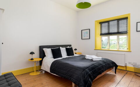 Walltree House: Meubles, Lit, Design Intérieur, Chambre, Sol, Sol, Literie, Bois, Drap De Lit, Jaune