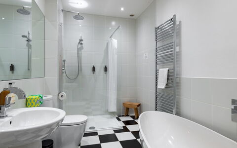 Walltree House: Salle De Bains, Luminaire Plomberie, Sol, Siège De Toilette, Toilette, Sol, Design Intérieur, Évier, Robinet, Plomberie