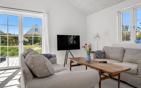 Selvi - 500M from the Sea: Canapé, Meubles, Sol, Design Intérieur, Salon, Sol, Plafond, Pièce, Domicile